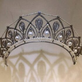 Queen Crown 10 Carat Rose Cut Diamond & 36 Carat Pearl 60 Gms 925 Sterling Silver